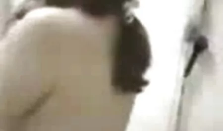 و غلغلک و کلیپ سکسی مادر با دست به کفل زده